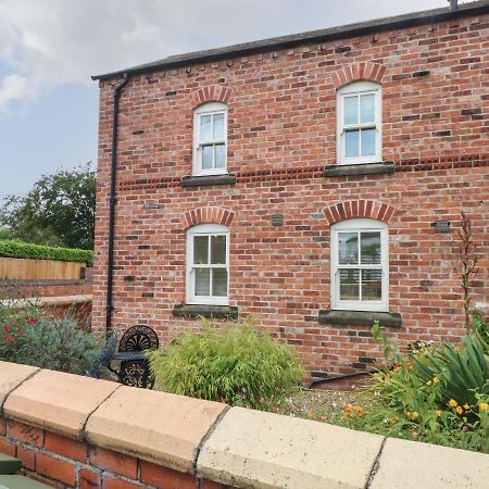 The Lodge At Cross Cottage Wrexham Exteriör bild