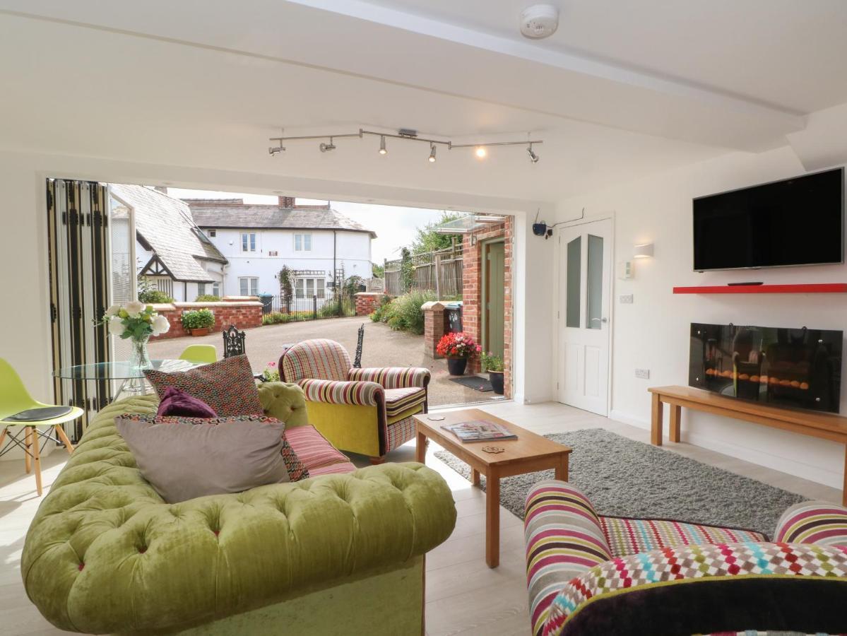 The Lodge At Cross Cottage Wrexham Exteriör bild