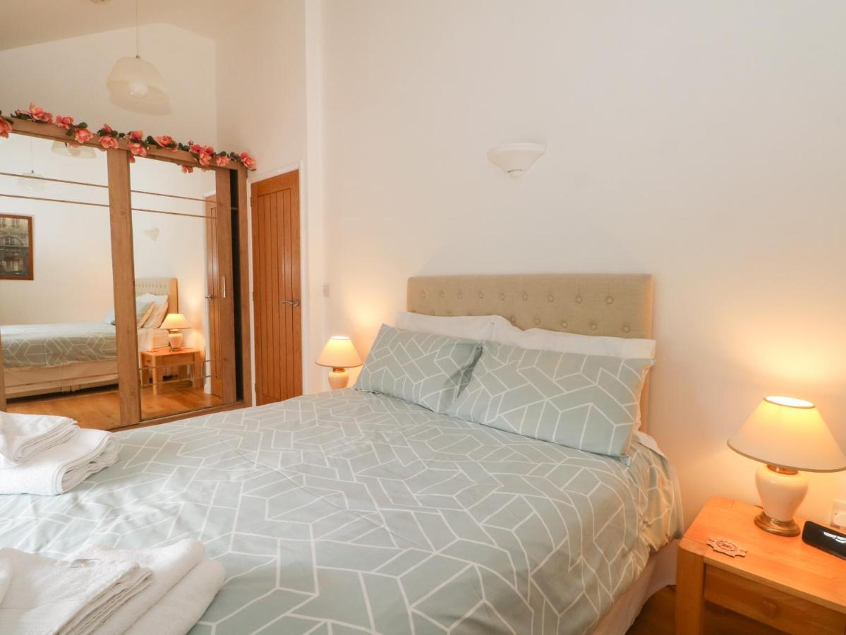 The Lodge At Cross Cottage Wrexham Exteriör bild