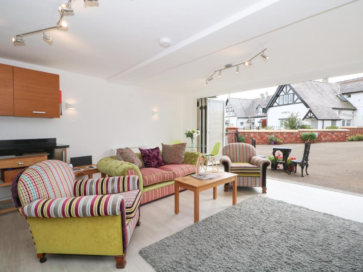 The Lodge At Cross Cottage Wrexham Exteriör bild